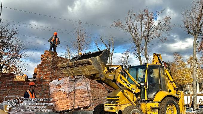 У Харкові відновлюють будинок на Ахієзерів, пошкоджений під час обстрілів